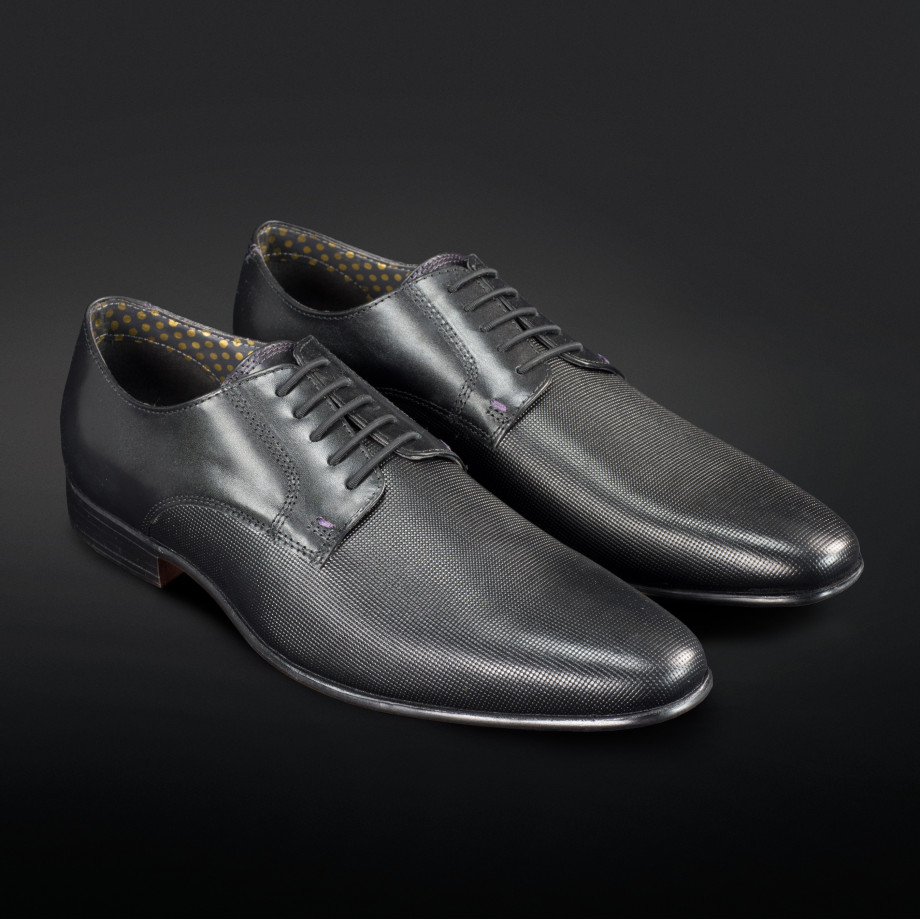 informatie uitbreiden Overlappen Zwarte ¨Strikloze¨ schoenveters speciaal gemaakt voor nette schoenen. Tover  je nette schoenen om tot instappers terwijl je look hetzelfde blijft.