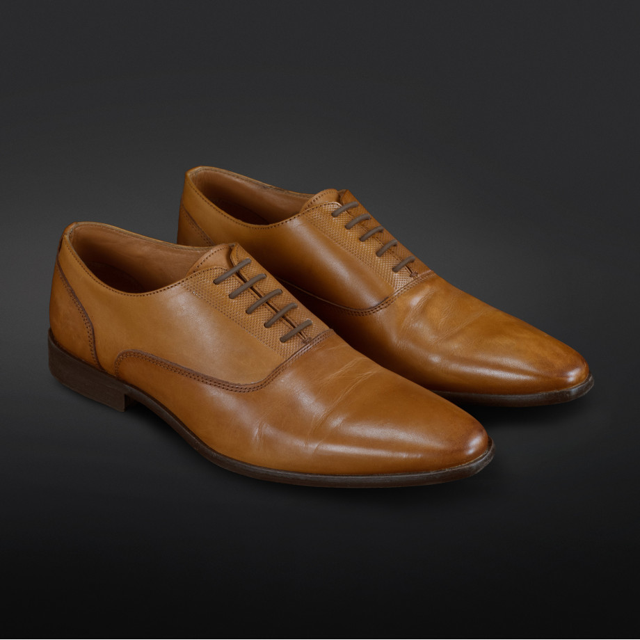 Donkerbruine Strikloze schoenveters speciaal gemaakt voor nette schoenen. Ga snel de deur uit. Tover je nette schoenen om tot instappers terwijl je dezelfde look behoudt